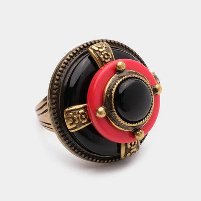 Bague fantaisie en agate noire et rouge "Merveille d'Antan" avec détails dorés et aspect vintage