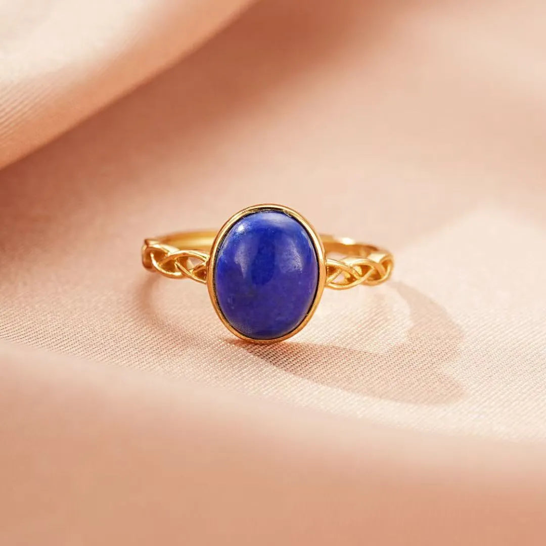 Bague "Élégance Discrète" en argent doré or 18K avec une pierre de Lapis Lazuli ovale.