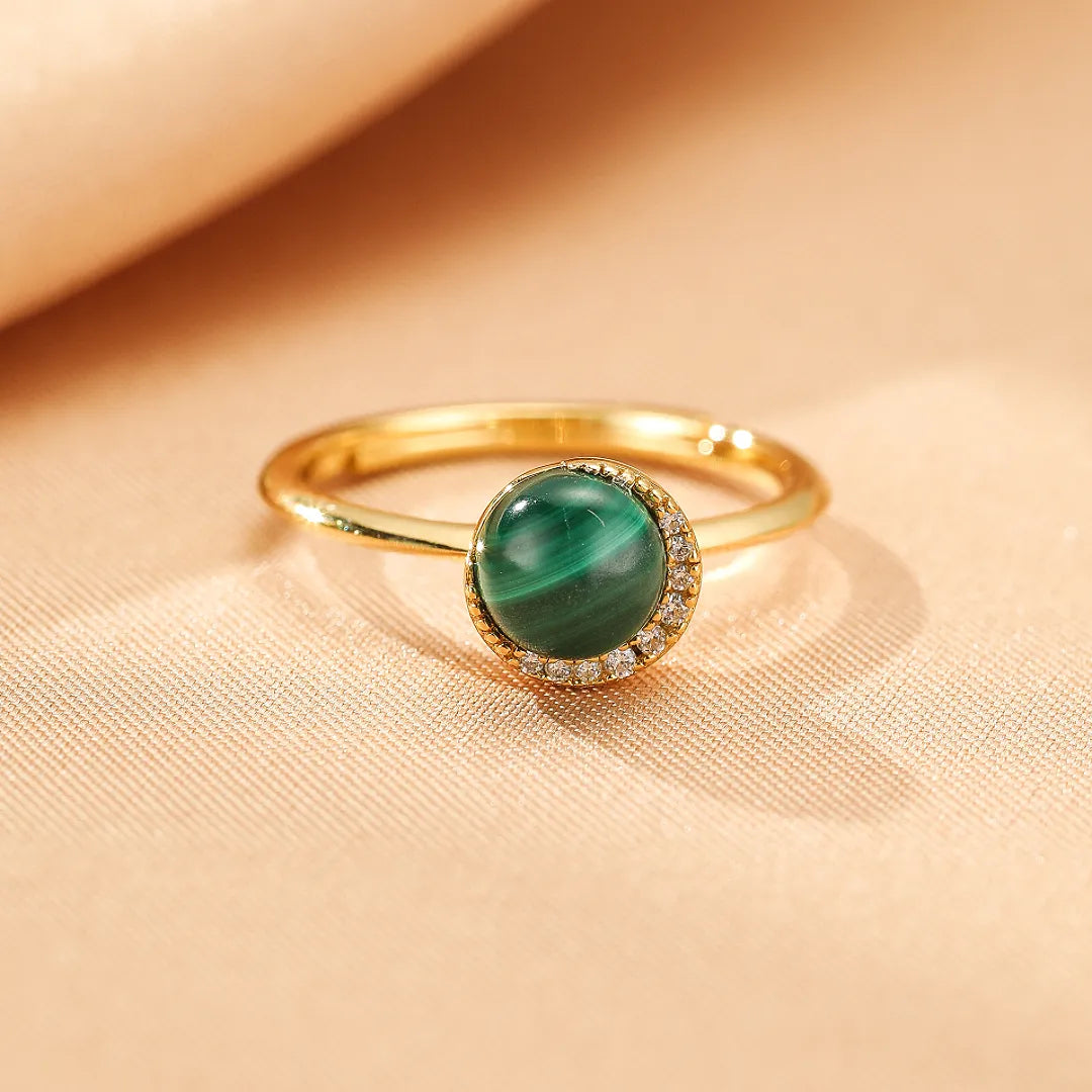 Bague en argent doré sertie d'une malachite ronde entourée de petits zircons brillants, design "Halo Éclatant".