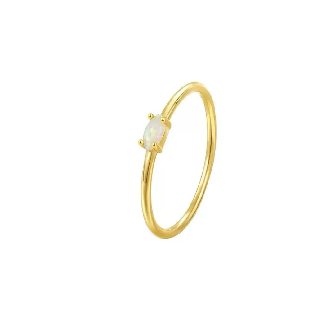Bague fine en argent doré or avec une opale blanche de forme ovale au centre, modèle "Éclat Tendre"