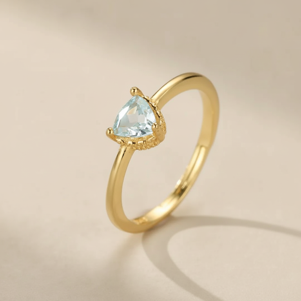 Bague fine en argent doré à l'or 18 carats ornée d'une topaze bleue en forme de triangle, nom "Clarté Céleste"