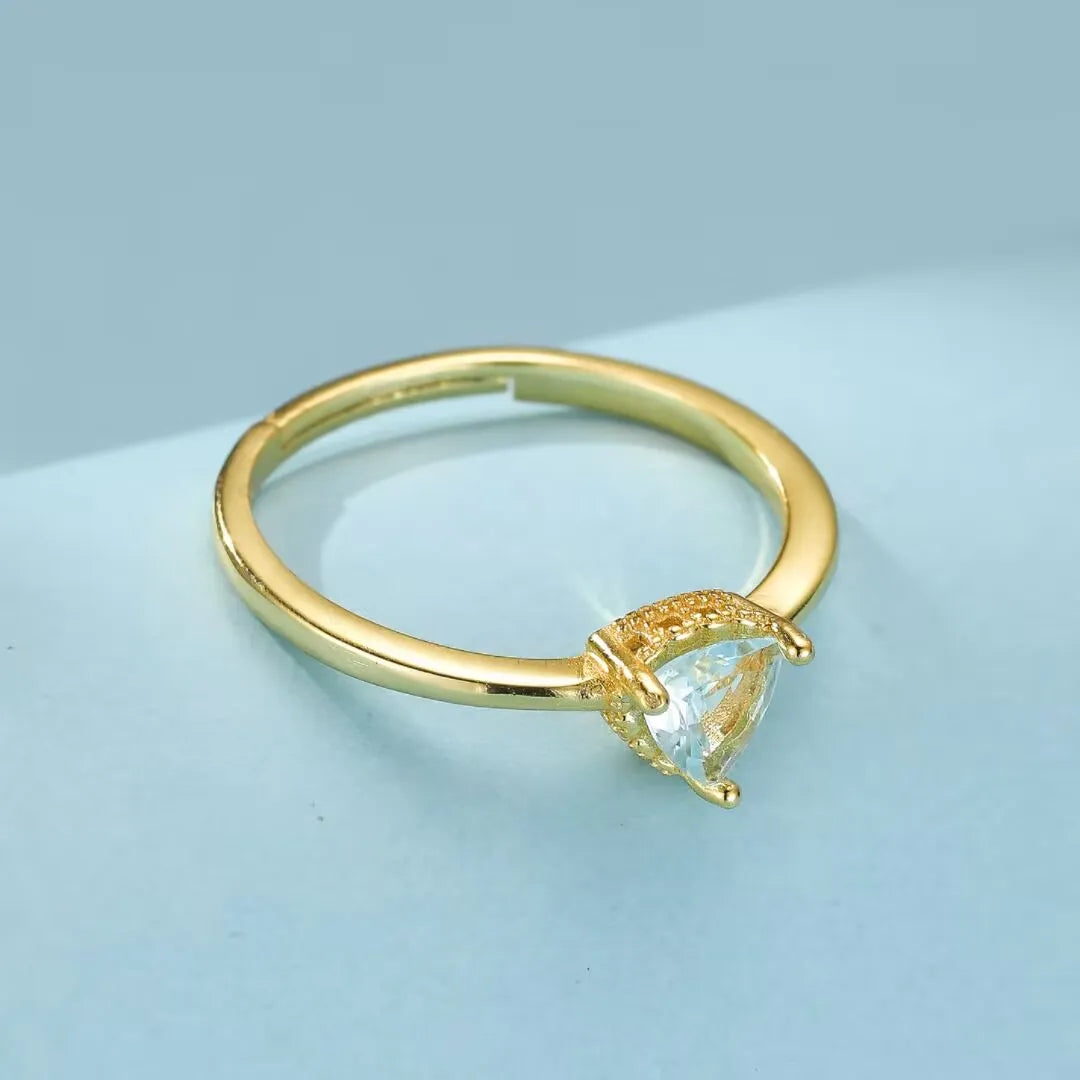 Bague ajustable en argent doré or 18K avec une topaze bleue en forme de cœur, nom "Clarté Céleste".