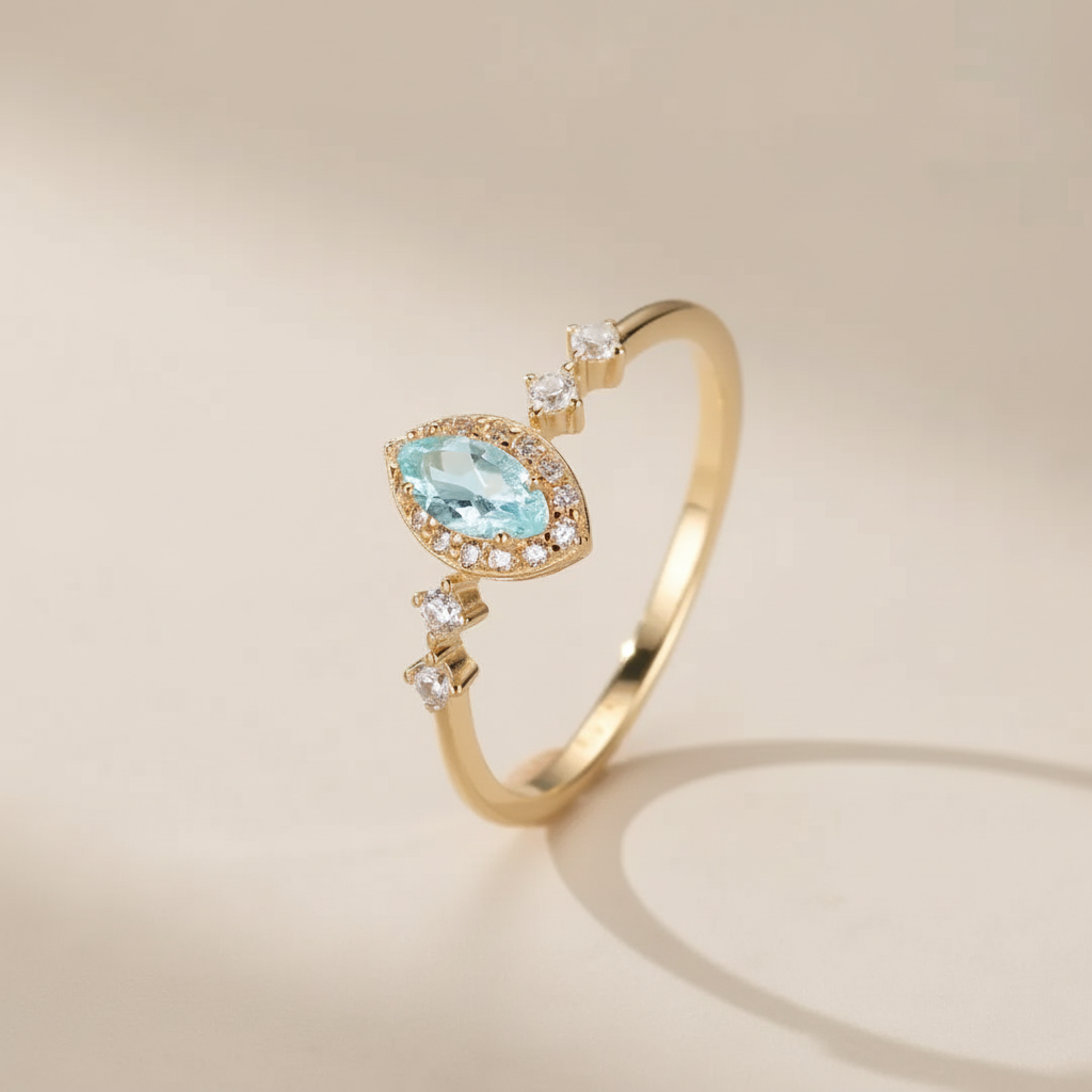Bague en argent 925 avec une topaze bleu clair en forme de marquise entourée de petits cristaux et ornée de plusieurs petits cristaux sur l'anneau.