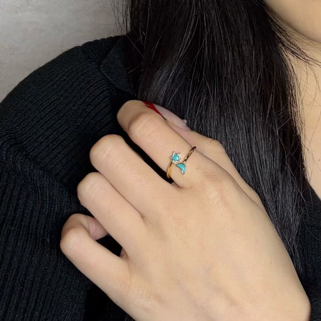 Bague "Équilibre Céleste" en argent doré or avec turquoise en forme d'étoile et de croissant de lune.