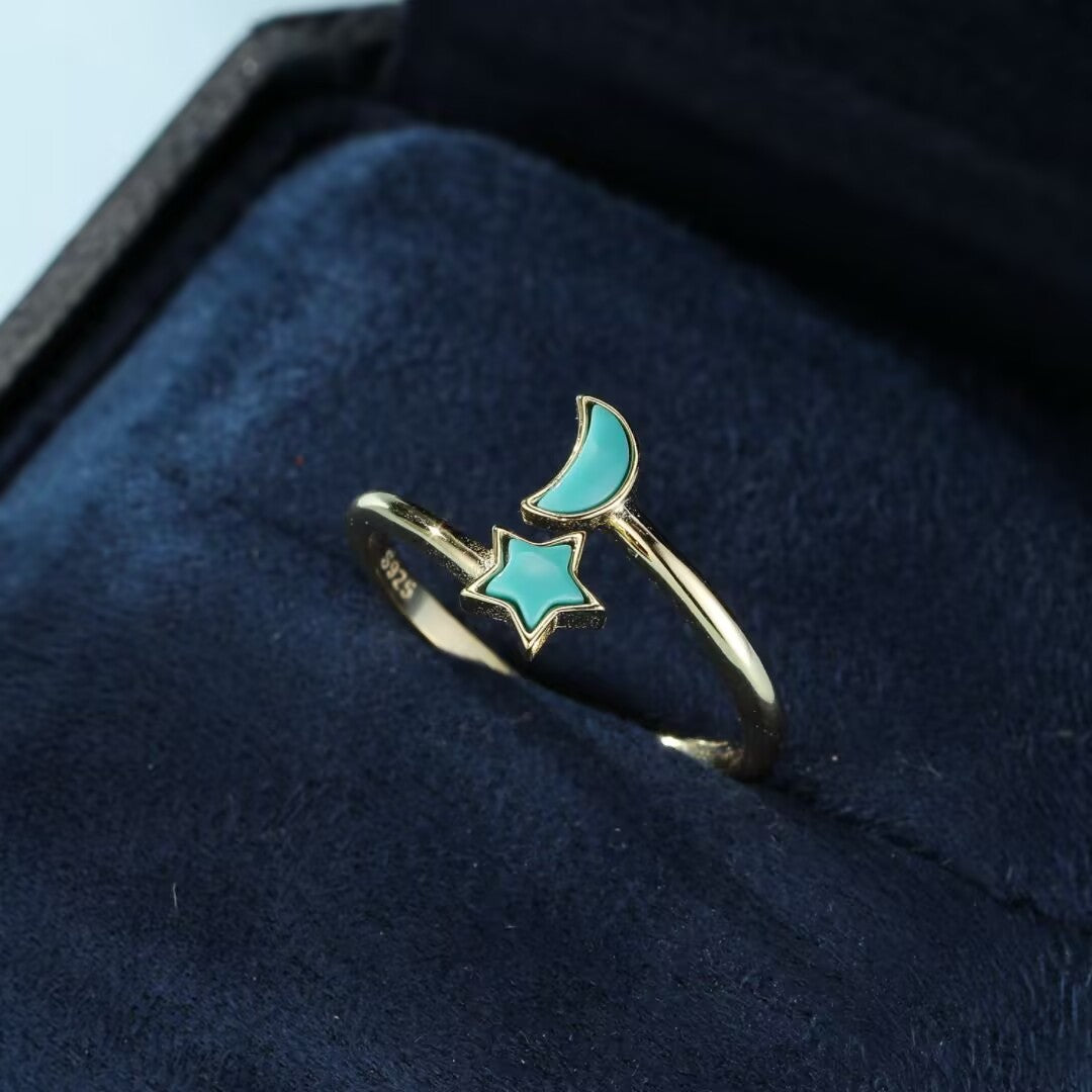 Bague ajustable en argent doré ornée d'une étoile et d'un croissant de lune en turquoise, nom "Équilibre Céleste".