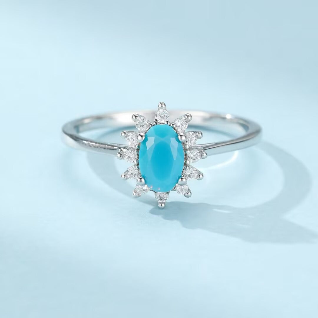 Bague en argent "Fleur Marine" sertie d'une turquoise ovale bleu ciel et entourée de zircons blancs.