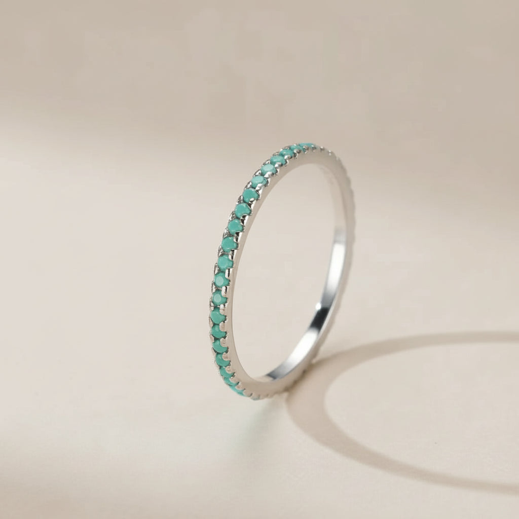 Bague fine en argent 925 sertie de petites pierres de turquoise bleues, le modèle "Simplicité Céleste".