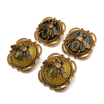 Boucles d'oreilles abeille dorée en agate avec fond noir ou jaune et pierre verte
