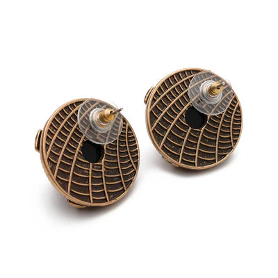 Boucles d'oreilles rondes "Merveille d'Antan" en métal bronze avec un motif tressé et une petite pierre noire au centre, vues de dos avec leurs fermoirs papillon.
