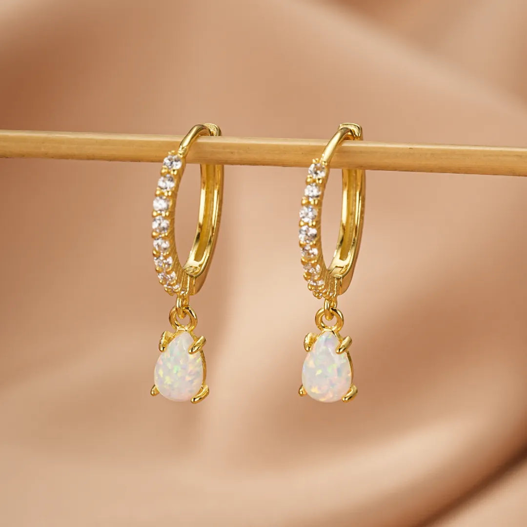 Boucles d'oreilles créoles plaquées or avec opale blanche en forme de larme et zircons cubiques
