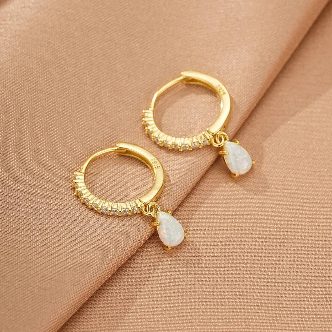 Boucles d'oreilles créoles plaquées or avec opales blanches en forme de poire et ornées de petites pierres scintillantes, style "Charme Astral".