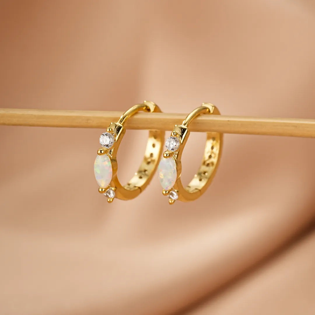 Boucles d'oreilles créoles en argent plaqué or ornées d'opales blanches et de cristaux scintillants, style douceur nacrée.