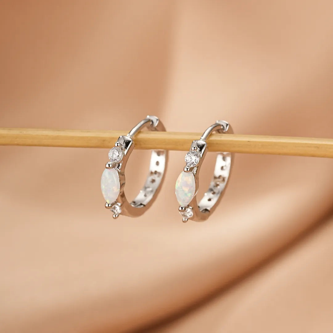 Boucles d'oreilles créoles en argent ornées d'opales blanches en forme de marquise et de petits cristaux scintillants, style 'Douceur Nacrée'.