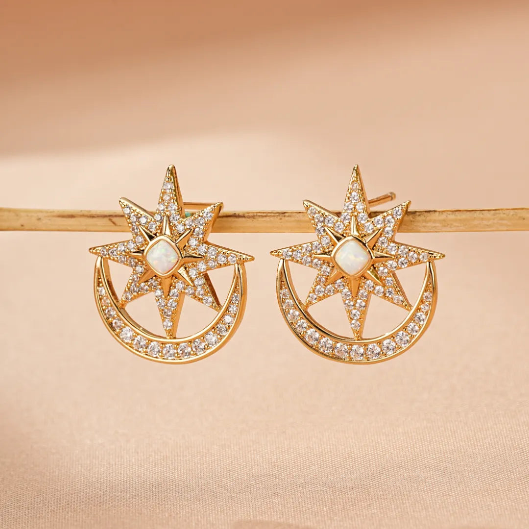 Boucles d'oreilles "Étoile Lumineuse" en plaqué or, ornées d'une opale blanche et de cristaux scintillants, en forme d'étoile et de croissant de lune.