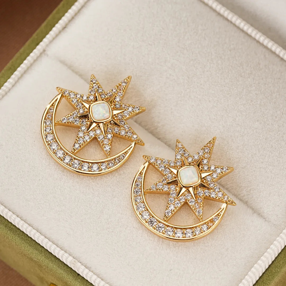 Boucles d'oreilles plaqué or en forme de croissant de lune et d'étoile ornées d'opale et de zircons cubiques.