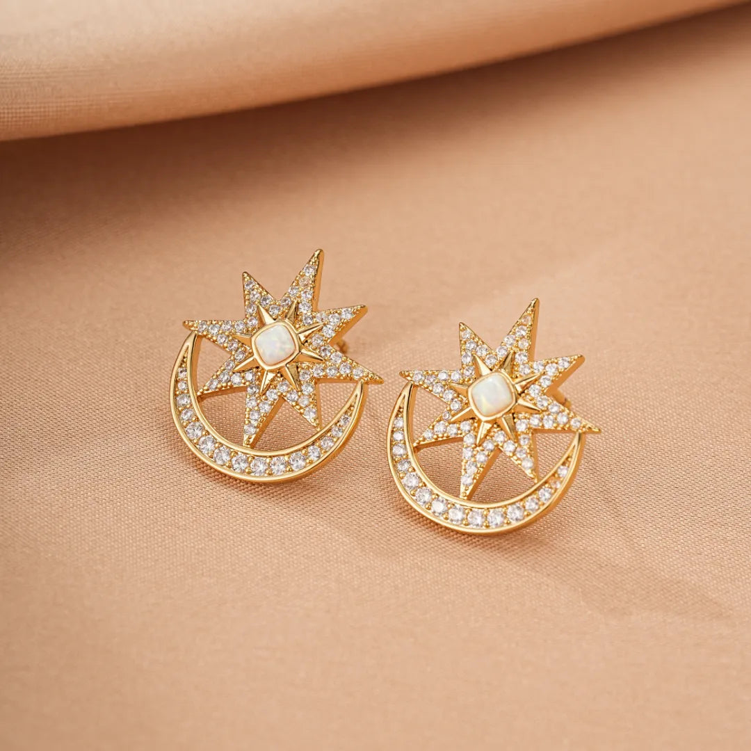 Paire de boucles d'oreilles "Étoile Lumineuse" en argent plaqué or, serties d'opale et de zircons scintillants, en forme d'étoile et de croissant de lune.
