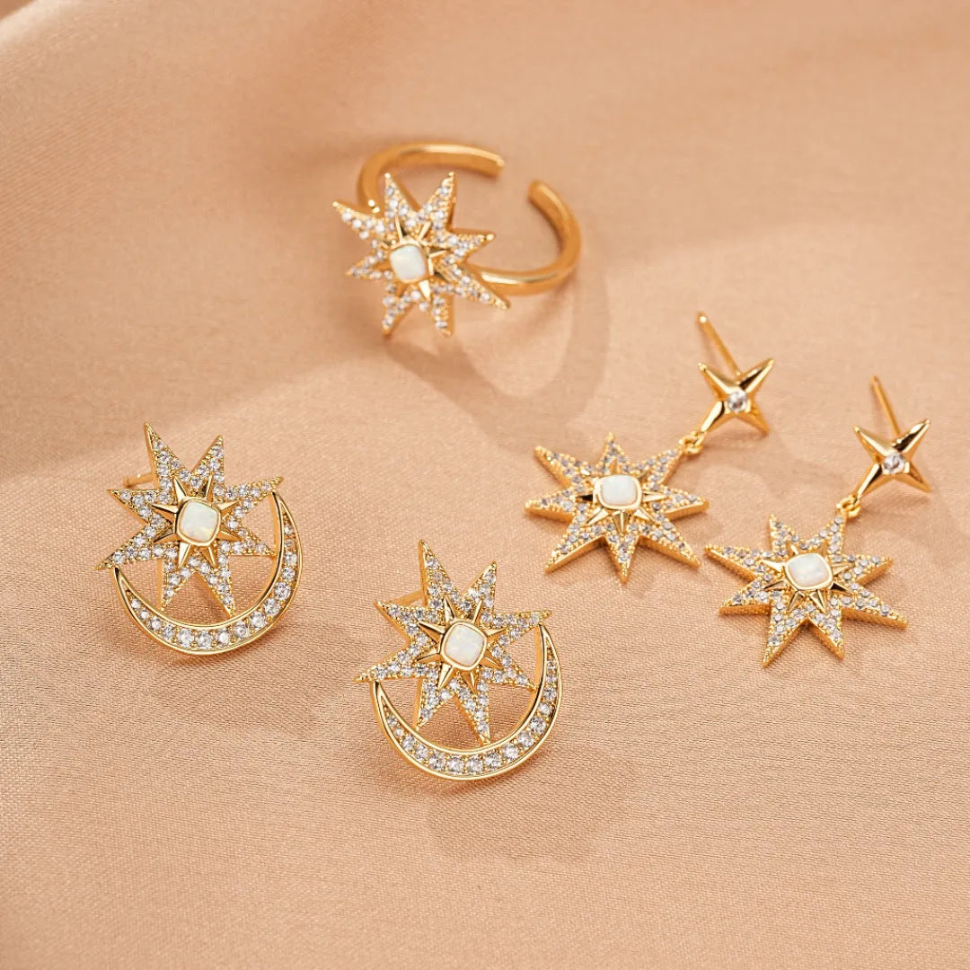 Ensemble de bijoux "Étoile Lumineuse" en or, comprenant des boucles d'oreilles pendantes et des clous en forme d'étoile ornée d'opale et de zirconium, ainsi qu'une bague assortie.