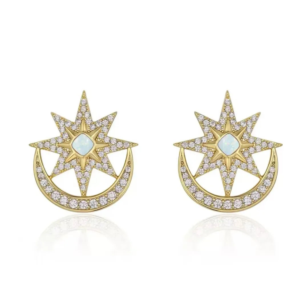 Paire de boucles d'oreilles "Étoile Lumineuse" en or jaune serties d'opale et de diamants, ornées d'une demi-lune pavée de cristaux.