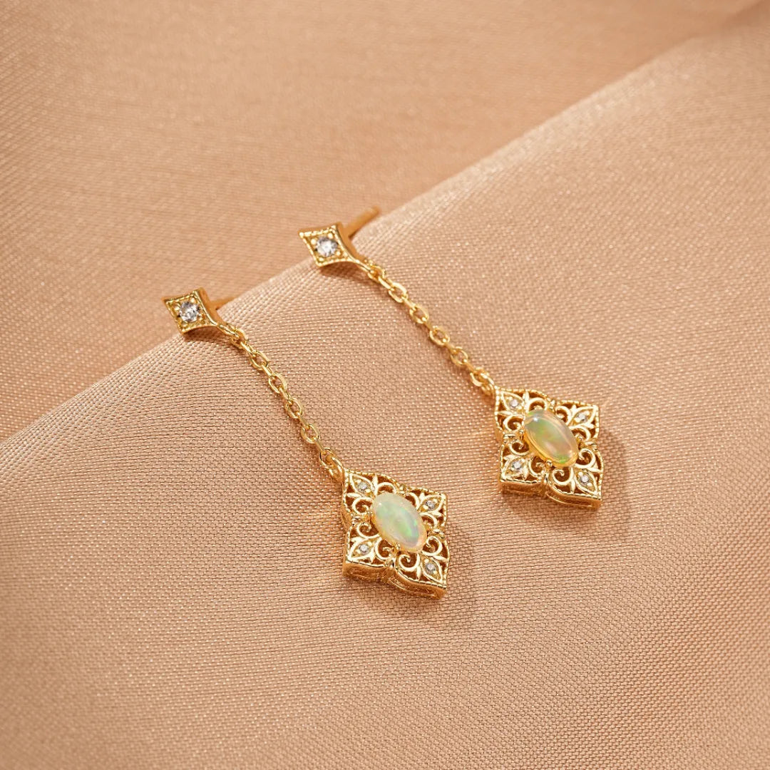 Boucles d'oreilles pendantes en argent doré 10K ornées d'opales et de petits diamants, style vintage.