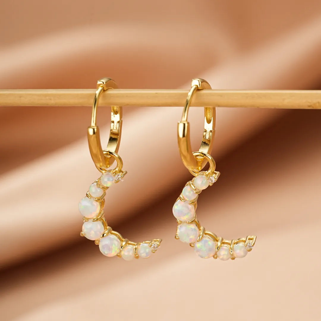 Boucles d'oreilles créoles plaquées or 18 carats ornées d'opales et de zircons cubiques blancs en forme de croissant de lune.