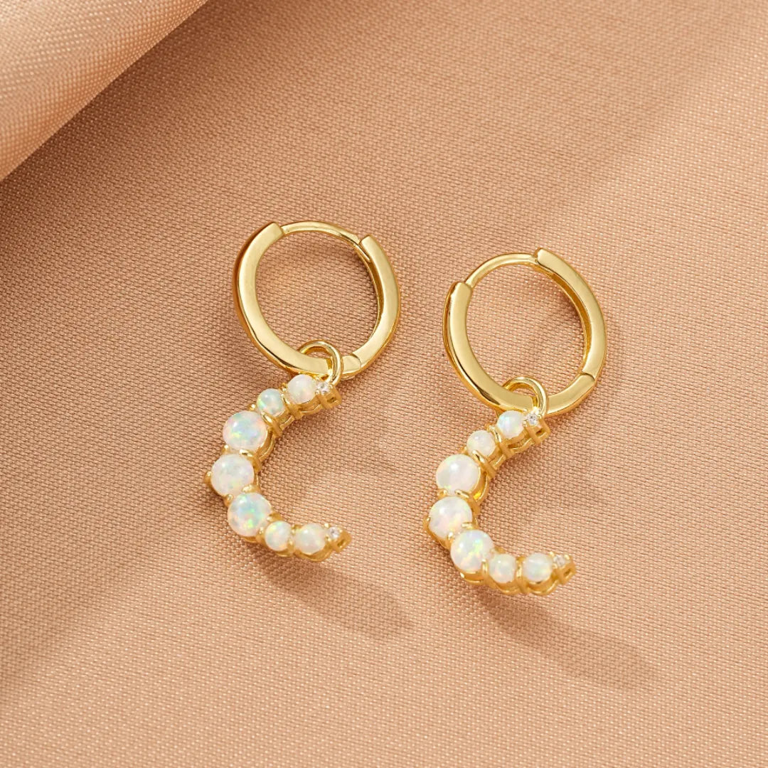 Boucles d'oreilles dormeuses en argent doré 18 carats ornées d'opales et de diamants, formant un croissant de lune délicat.