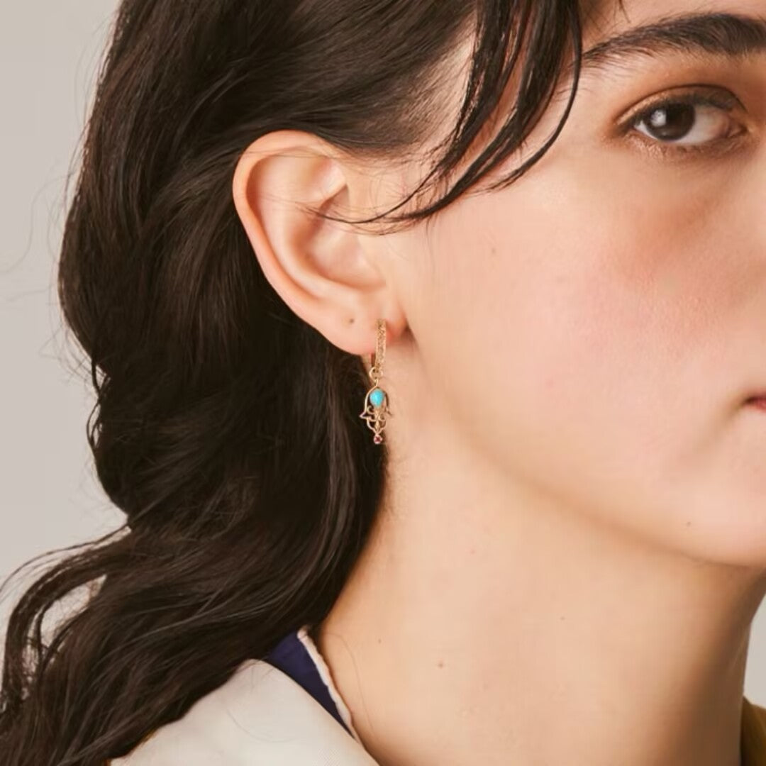 Boucle d'oreille main de Fatma "Aura Ancestrale" en argent doré or avec une turquoise