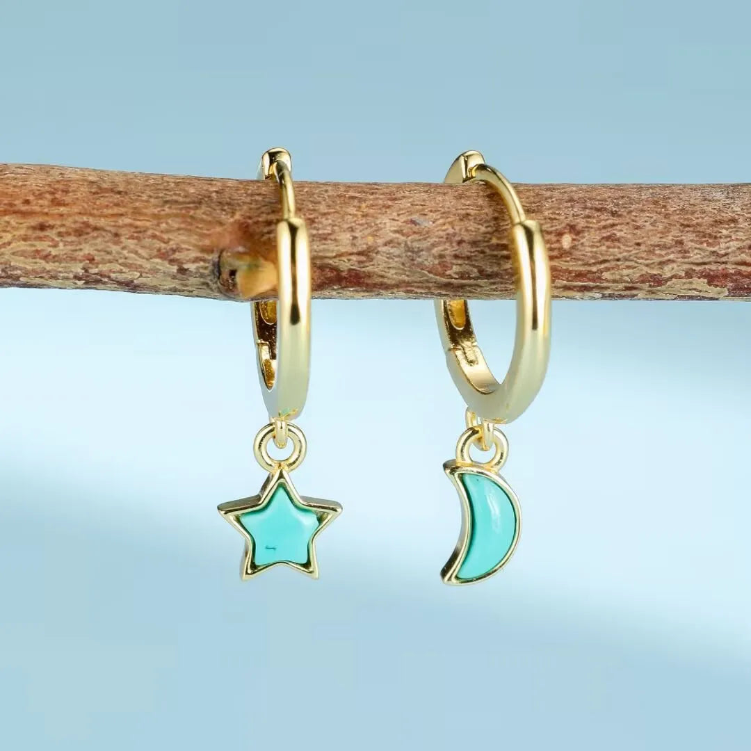 Boucles d'oreilles créoles en argent doré ornées d'un pendentif étoile et d'un pendentif croissant de lune turquoise, nommées "Équilibre Céleste".