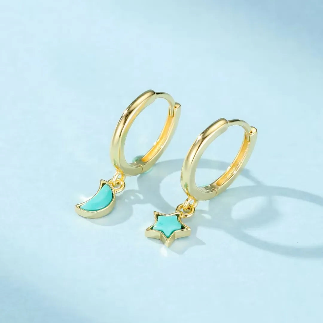 Boucles d'oreilles créoles en argent doré ornées de turquoise, avec un pendentif en forme de croissant de lune et un autre en forme d'étoile.