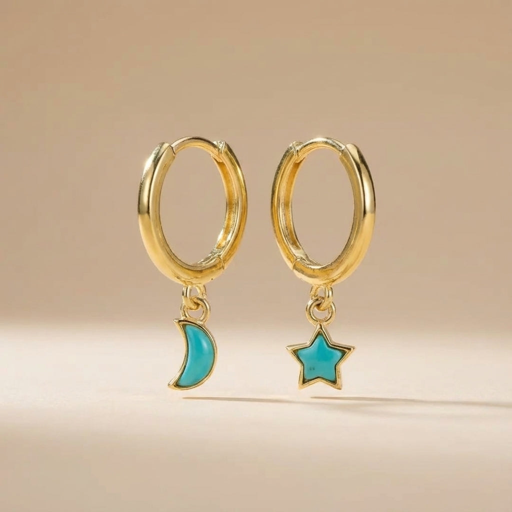 Boucles d'oreilles créoles dorées ornées de turquoise, l'une avec un pendentif croissant de lune, l'autre avec un pendentif étoile.