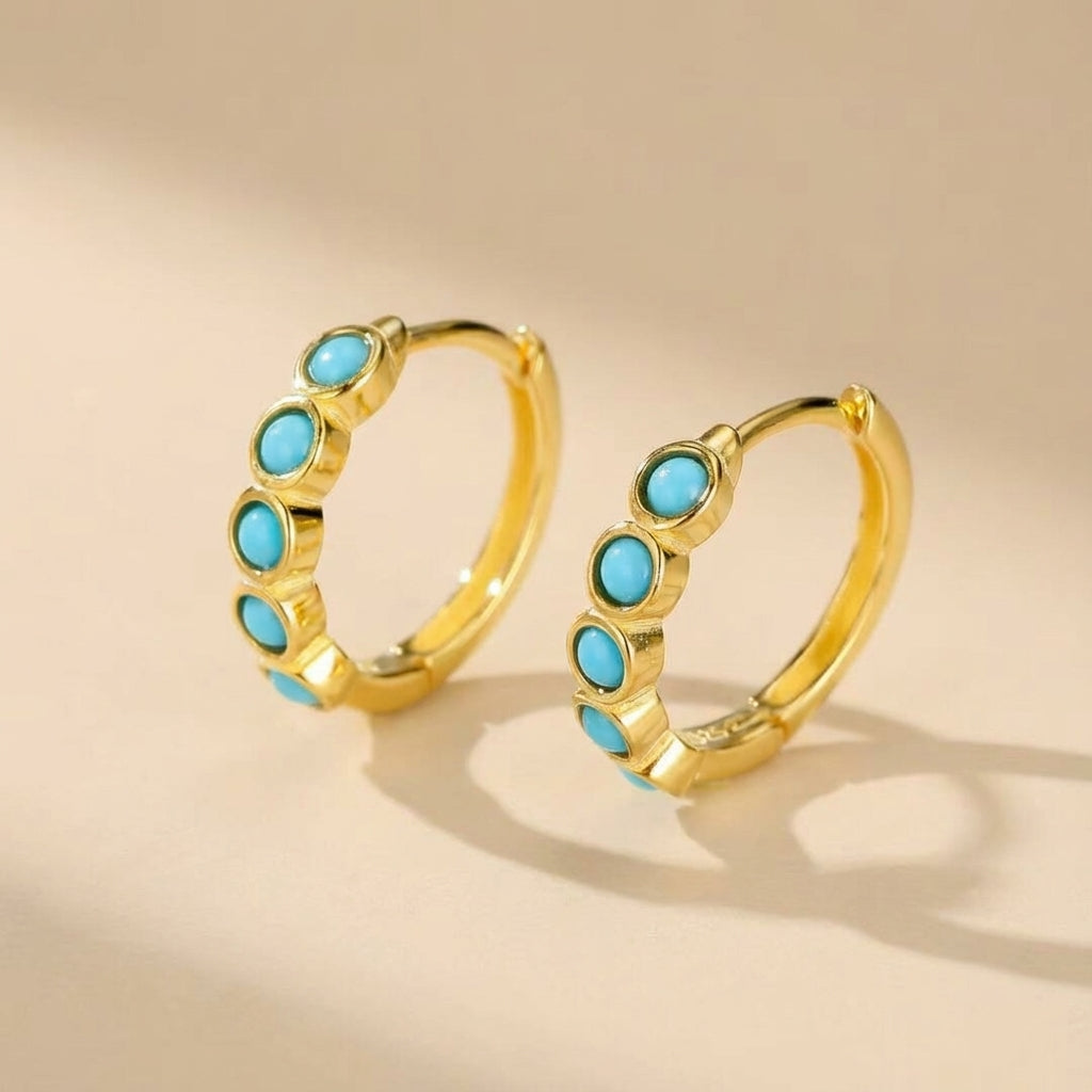 Boucles d’oreilles créoles en argent doré serties de turquoise bleue, style "Magie Bleue".