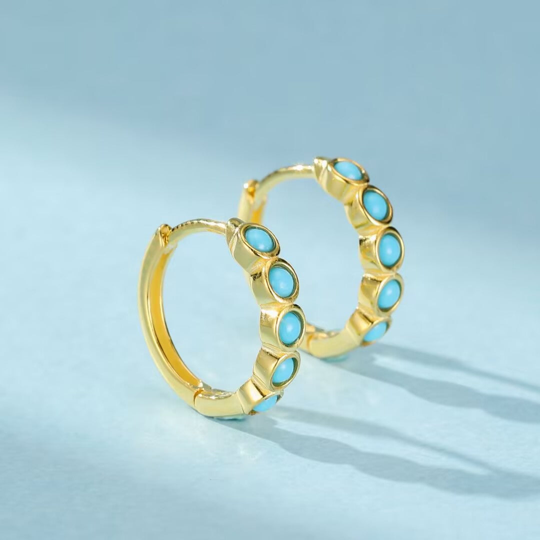 Paire de boucles d'oreilles créoles en argent doré serties de turquoise, style "Magie Bleue".