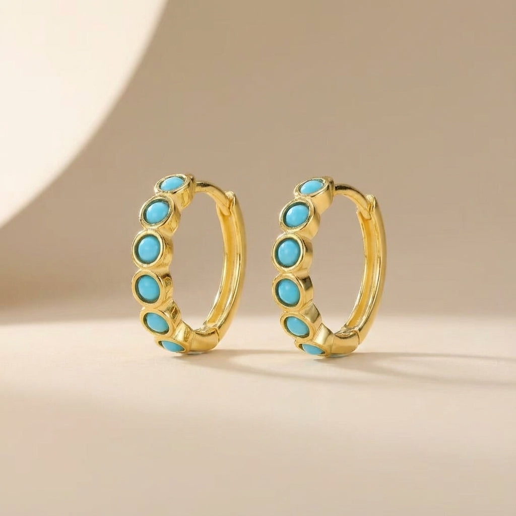 Boucles d’oreilles créoles en argent doré serties de turquoises bleues, style "Magie Bleue".