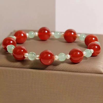 Bracelet "Fraîcheur Colorée" fait de perles d'agate rouge vif et de perles rondes en quartz fraise vert pâle, séparées par de petites perles blanches.