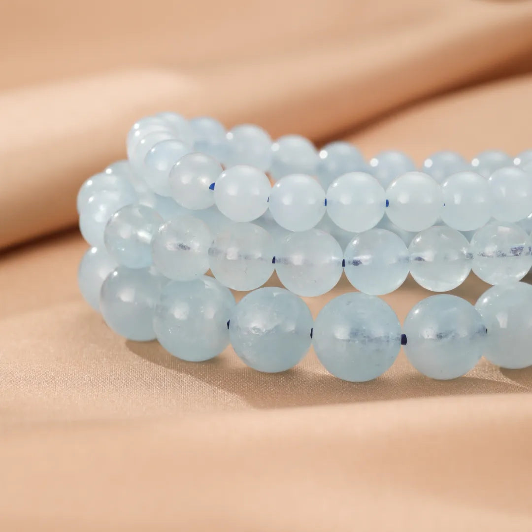 Bracelet fait de perles d'aigue-marine bleues pâles, nommé "Brise Marine".