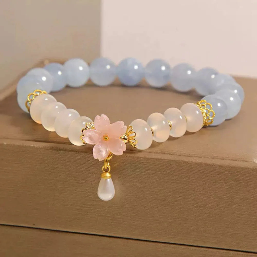 Bracelet en Aigue-Marine et Agate avec une fleur de cerisier rose et une gouttelette nacrée, ornements dorés