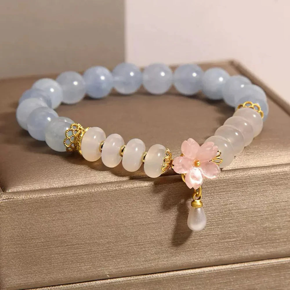Bracelet "Pureté de Matin" en Aigue-Marine et Agate avec un pendentif fleur rose et une perle nacrée.