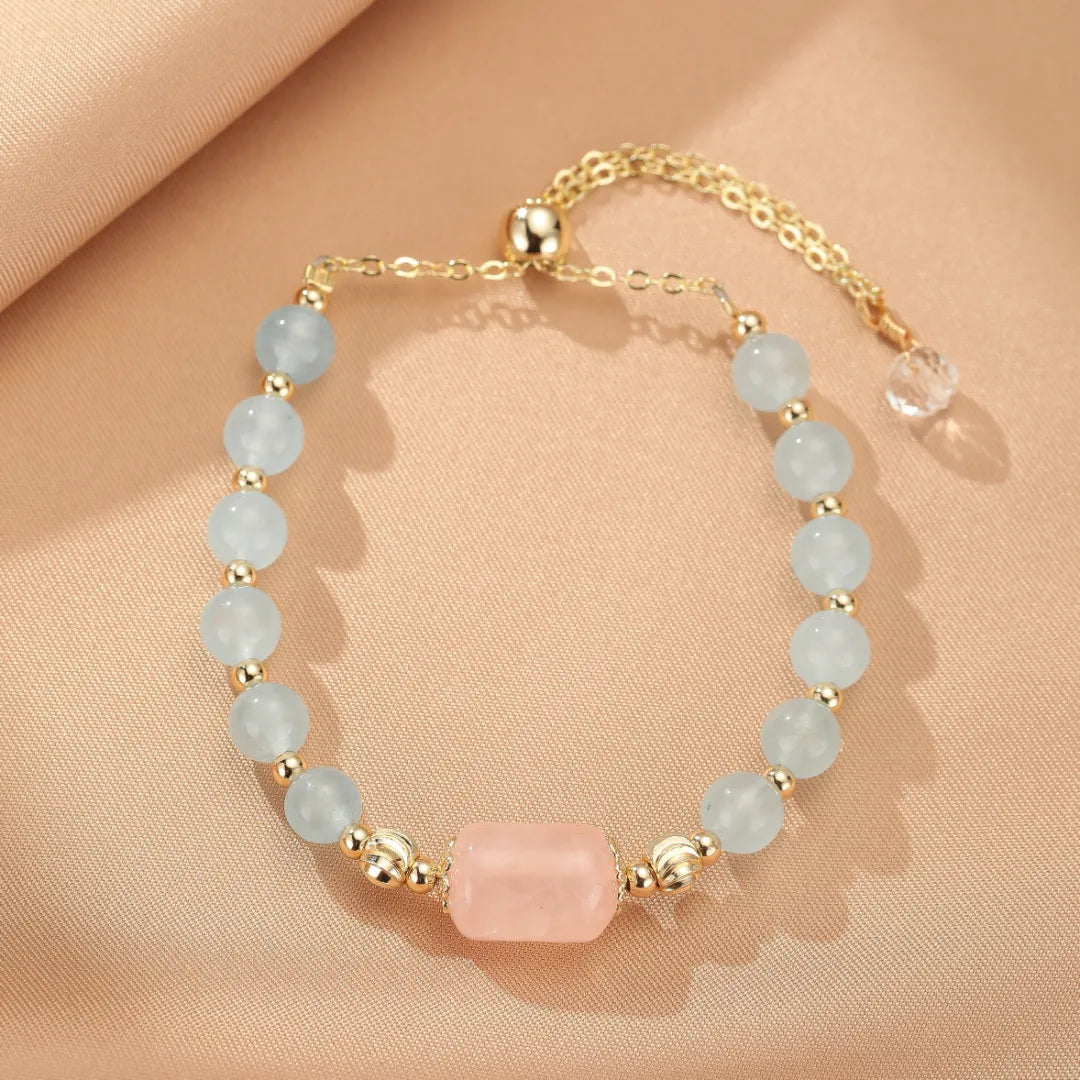 Bracelet "Souffle Doux" en Aigue Marine et Quartz Rose avec chaîne dorée et fermoir ajustable.