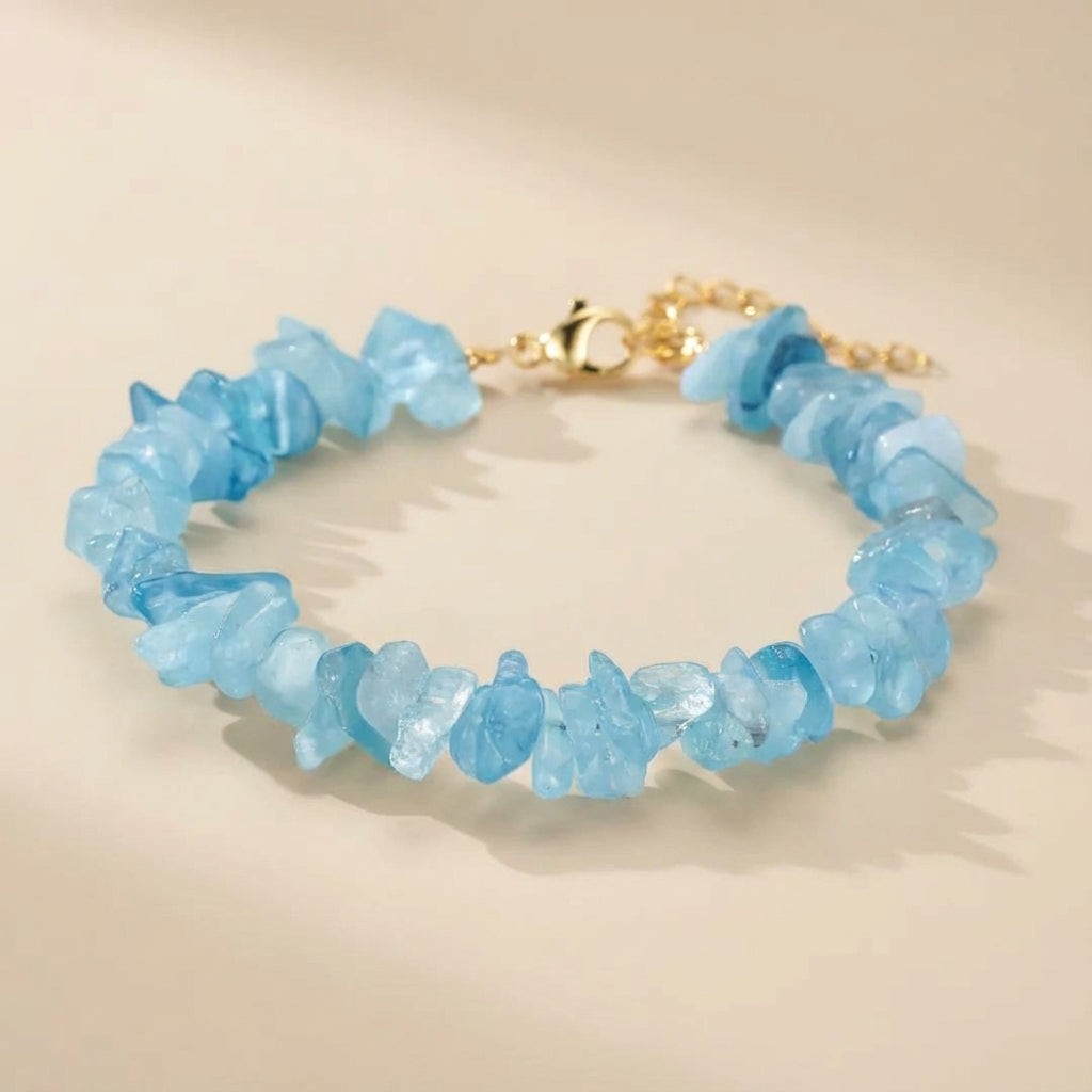 Bracelet "Trésor Marin" en aigue-marine naturelle avec fermoir doré et chaîne d'extension réglable.