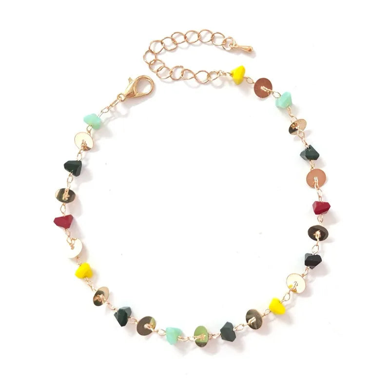 Bracelet de cheville doré avec des perles d'agate multicolores et des sequins dorés, fermoir mousqueton.