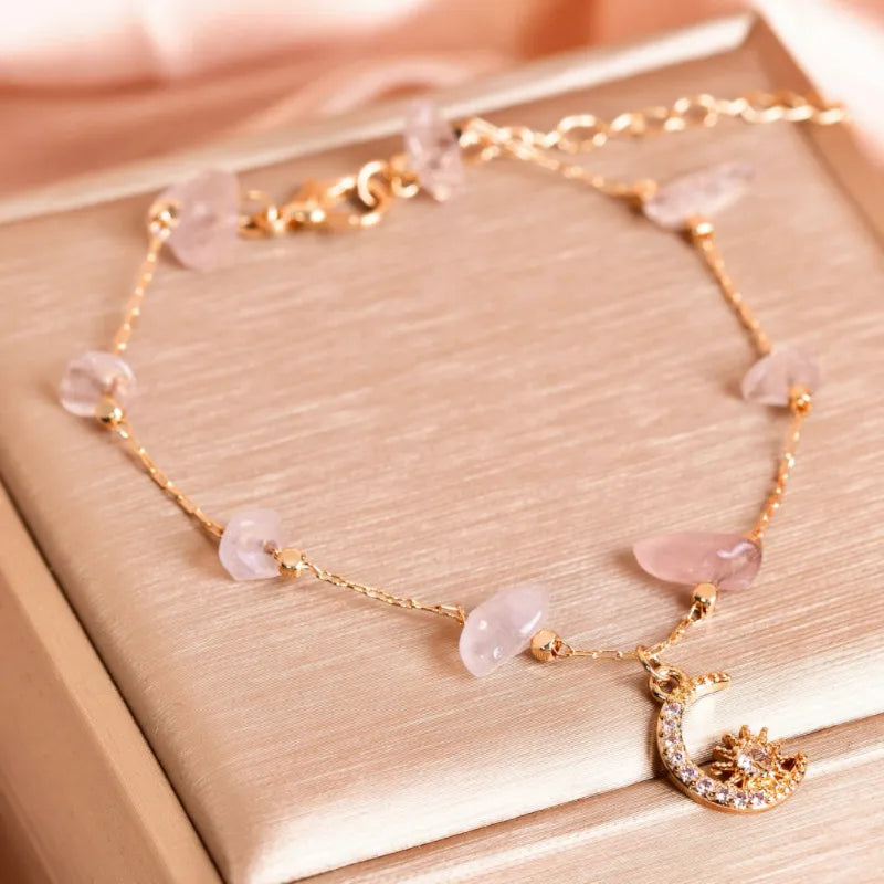 Bracelet de cheville doré orné de pierres d'aventurine ou de quartz rose et d'un pendentif lune et étoile incrusté de zircons