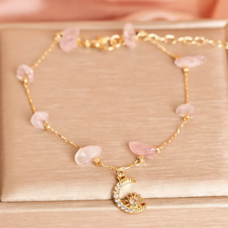 Bracelet de cheville doré "Brise Céleste" avec pierres naturelles roses et pendentif lune et étoile serti de strass.