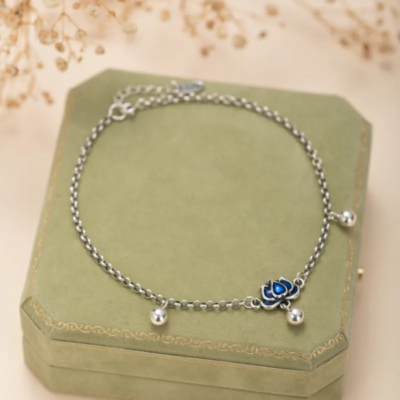Bracelet de cheville "Charme Lotus" en argent avec une fleur de lotus bleue émaillée et trois petites billes suspendues à la chaîne.