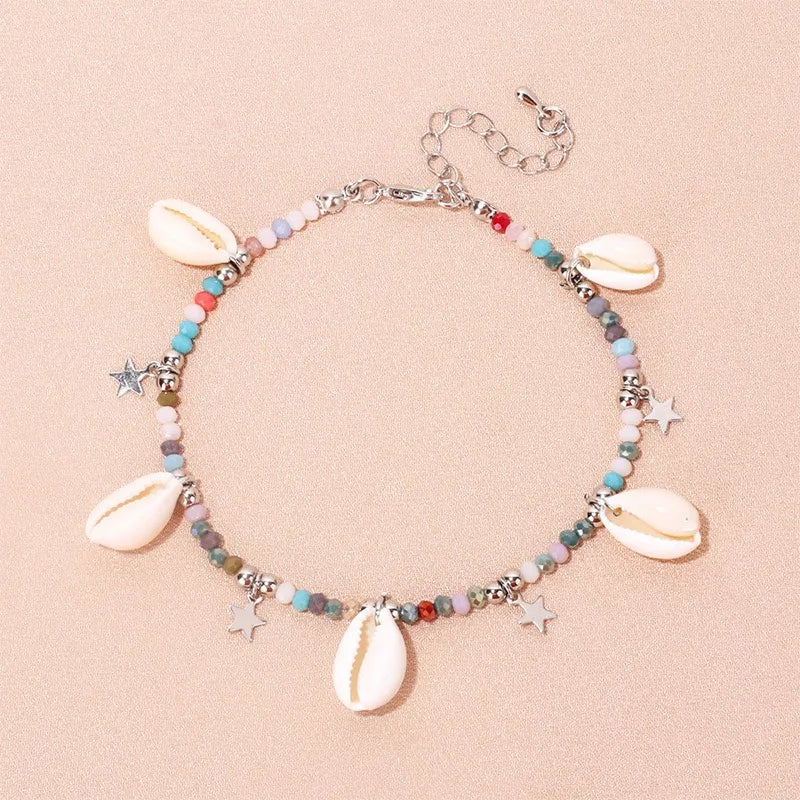 Bracelet de cheville "Brise Marine" avec des coquillages, des perles multicolores et des étoiles argentées.
