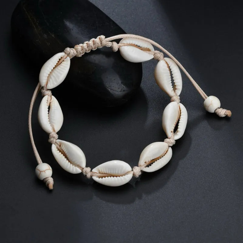 Bracelet de cheville "Douceur Océan" orné de cauris naturels sur cordon beige réglable.