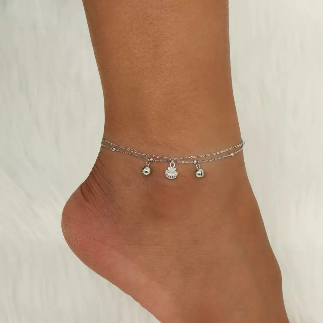 Bracelet de cheville double chaîne en argent 925 avec un pendentif coquillage et deux petites billes.