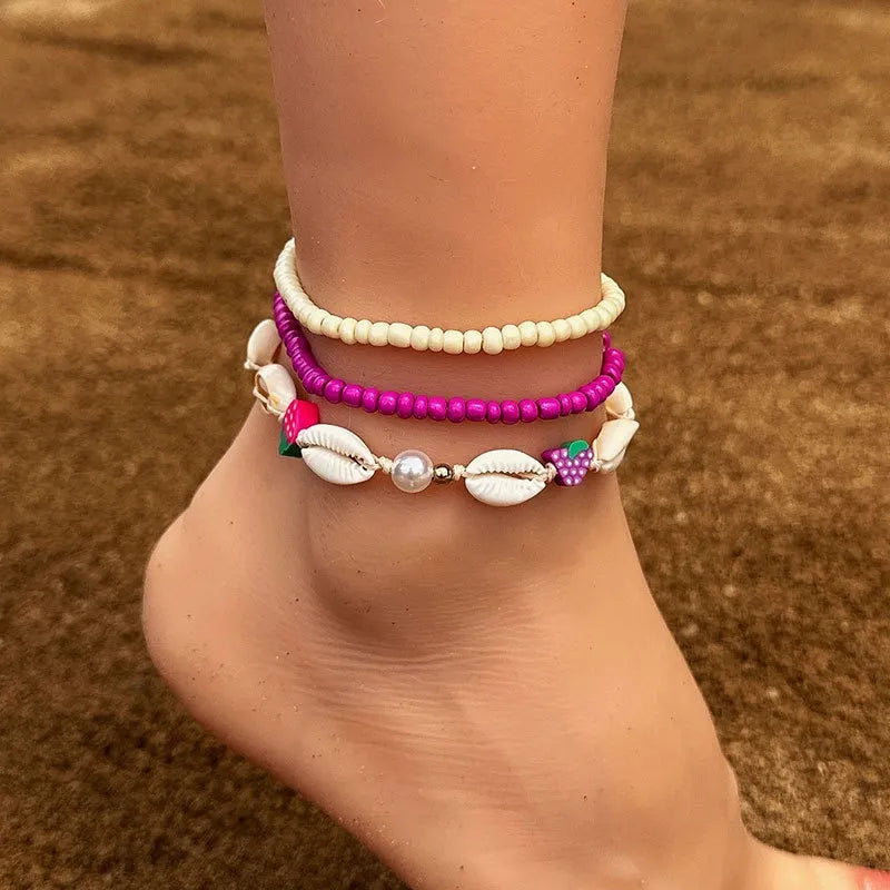 Bracelet de cheville tendance "Mer Profonde" avec des coquillages, des perles nacrées et des perles colorées.