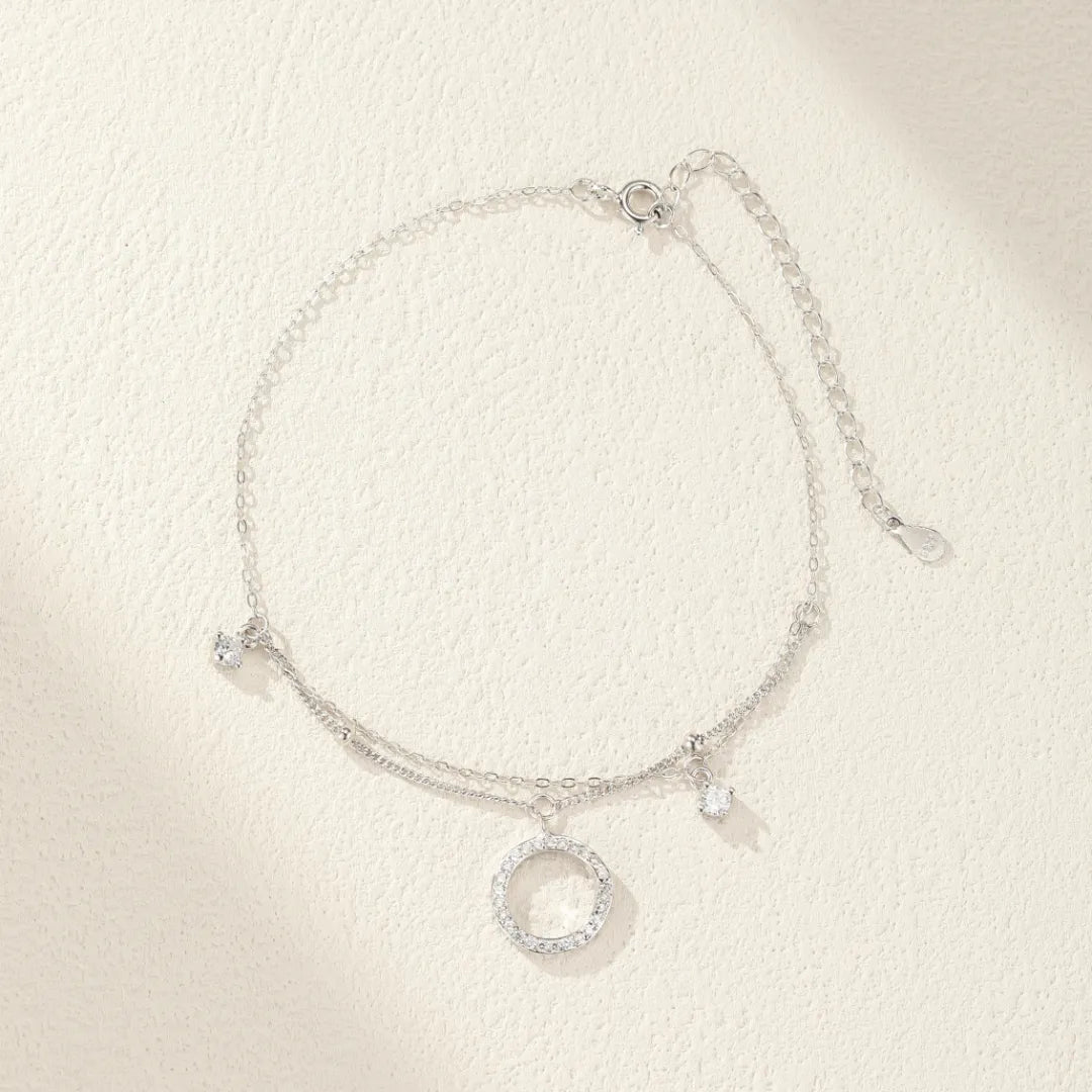 Bracelet de cheville double chaîne en argent 925 avec un pendentif rond serti de zircons et deux petites pierres brillantes