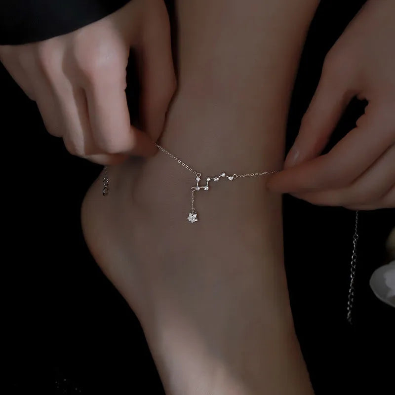 Bracelet de cheville "Étoile Nocturne" en argent 925, orné d'une étoile scintillante et d'un motif de constellation délicat.