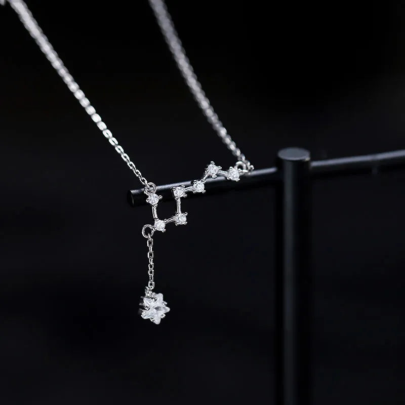 Bracelet de cheville en argent 925 "Étoile Nocturne" orné de zircons cubiques formant une constellation et une étoile suspendue.