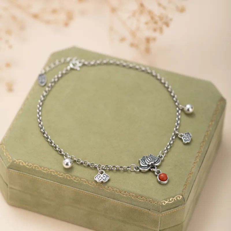 Bracelet de cheville en argent orné d'un lotus, d'une agate rouge et de breloques nuage.